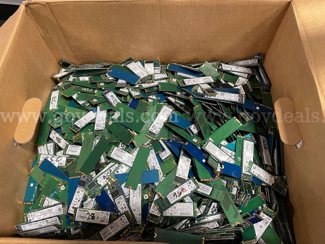 A 44lb box of NVME drives (ID# 47436) (H01-3L) (C4K) 179