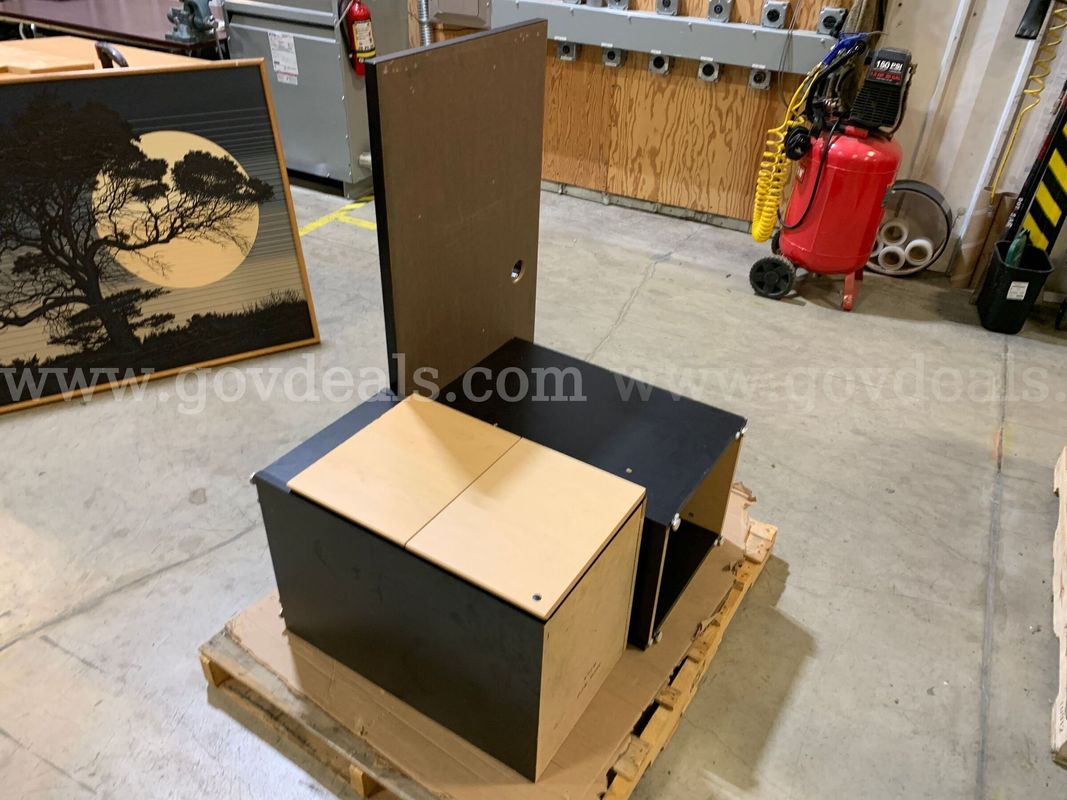Pallet With Small Desk (ID #47491) (J1-6L) (No UPC)