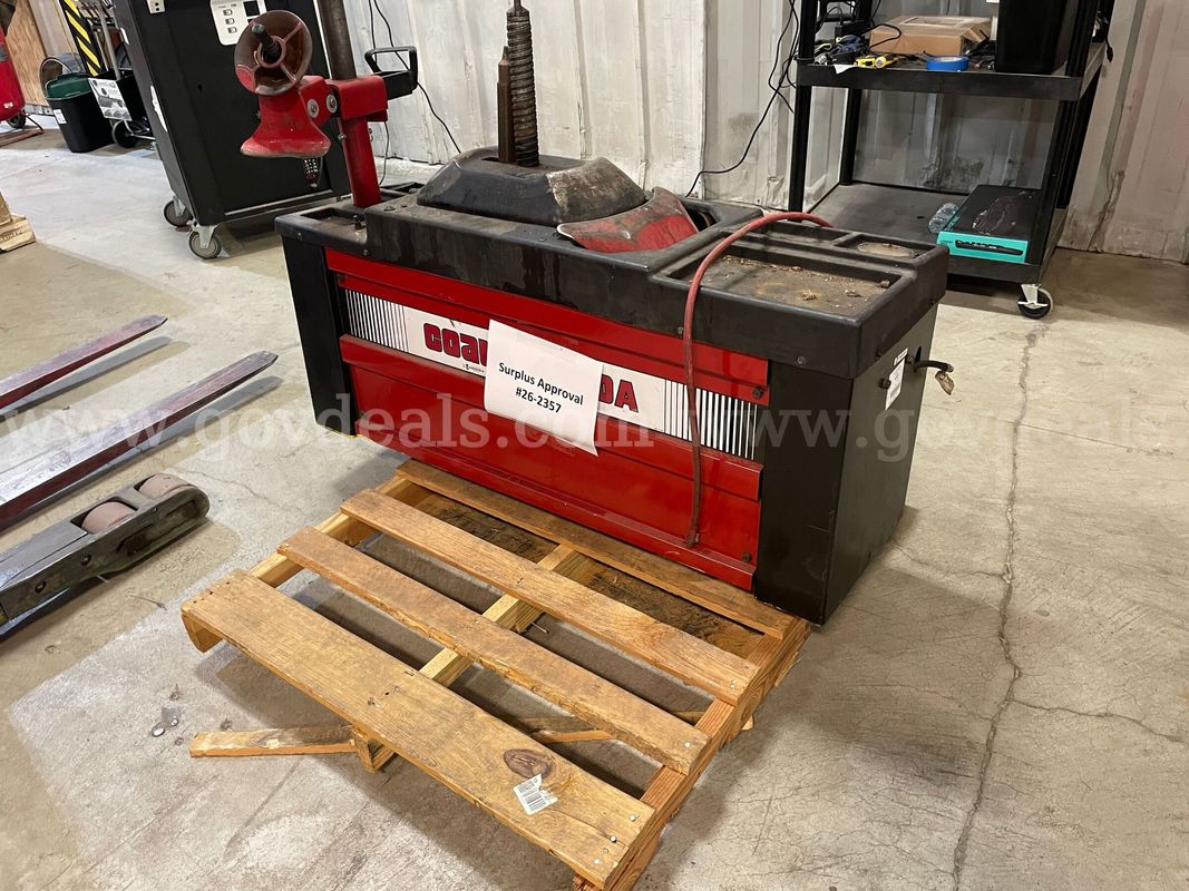 Coats Model 4050A Center Post Tire Changer (ID# 47504) (I11-1L) (26-2357-1) 35415
