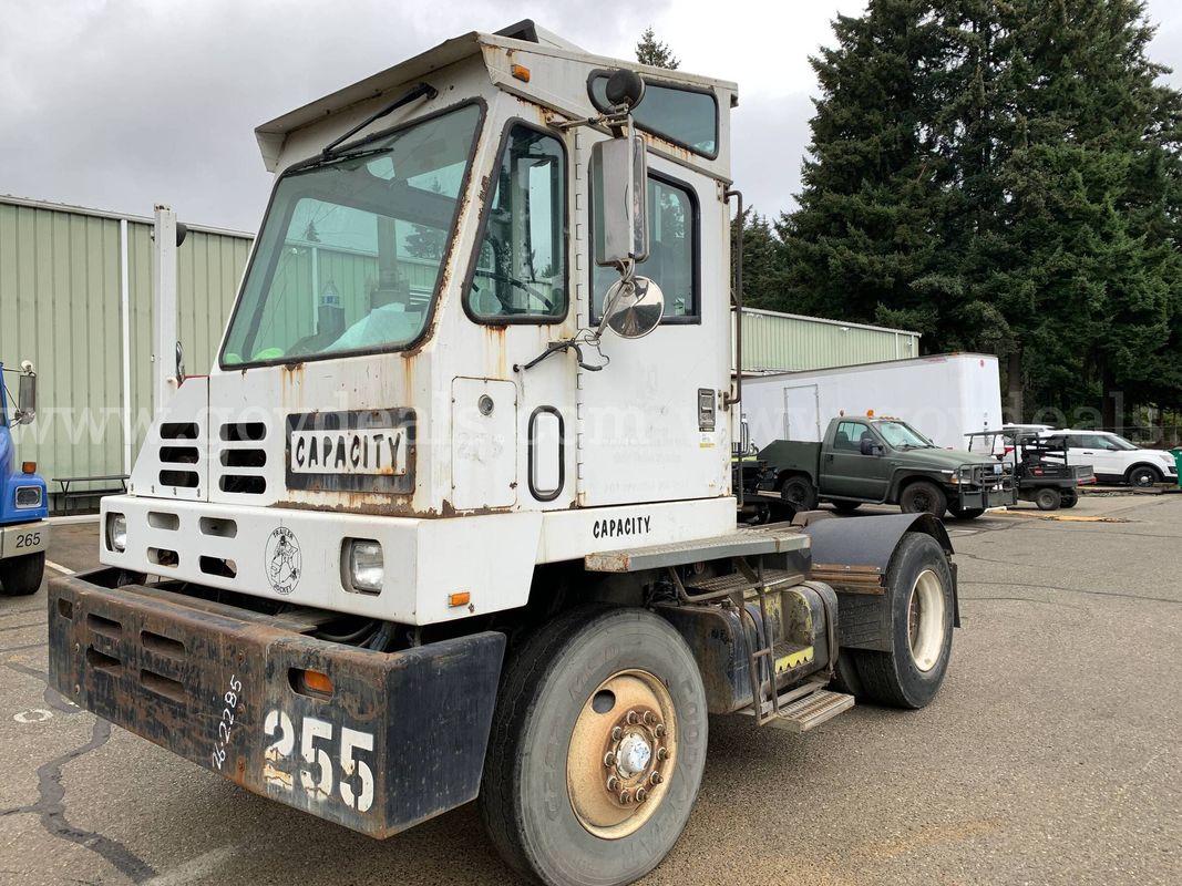 1997 Capacity TJ7000 Trailer Jockey Tractor *Tow-Away* (ID# 47600) (E05) (26-2285) 11700