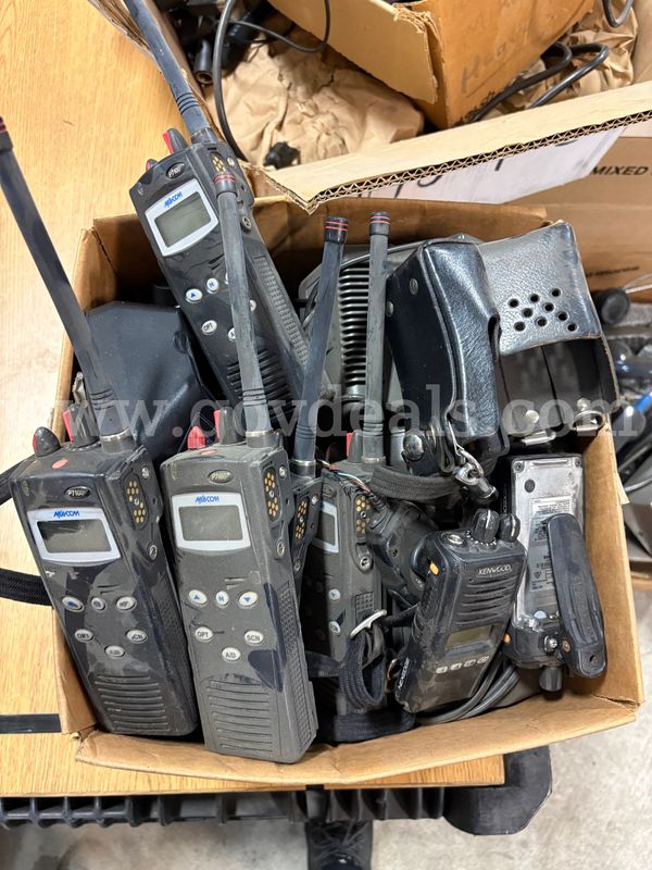 Box of Miscellaneous Radios (ID# 47609) (H02-3L) (No UPC)
