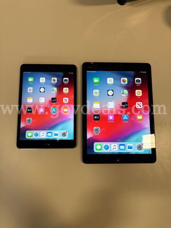 Box of Ct.2 Apple iPads - iPad Air and iPad Mini 2 (ID# 47762) (H01-4R) (No UPC)