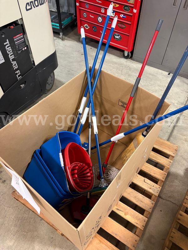 Pallet of Cleaning Supplies (ID# 47802) (H07-1L) (26-2442-5) 103