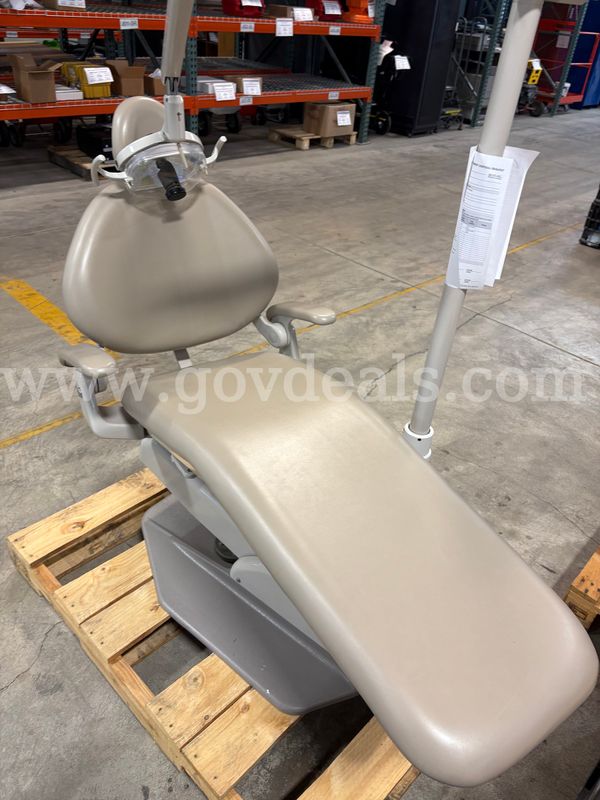 Dental Chair & Light | 1 PLT (ID# 47844) (Oversize) (26-2735-1) 310