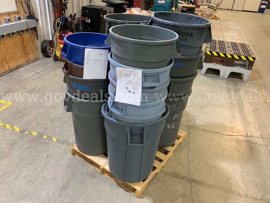 Pallet of Trash Cans (ID #47882) (G1-2R) (26-2564-3) 240