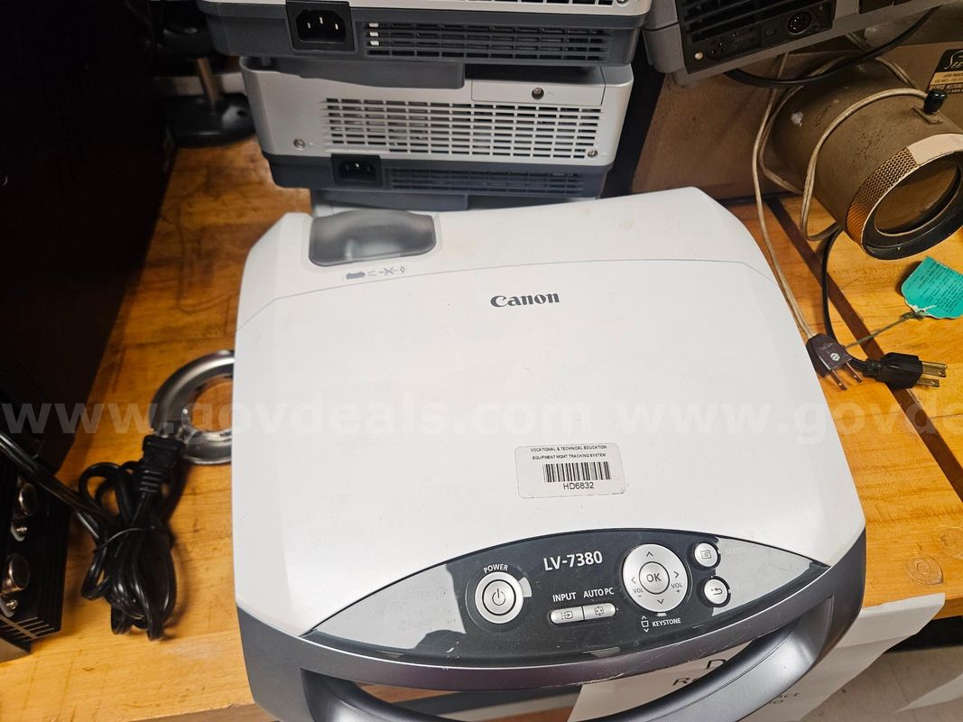 Estimated 12 Multimedia Projectors