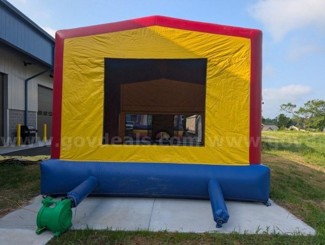 12’ square bounce house