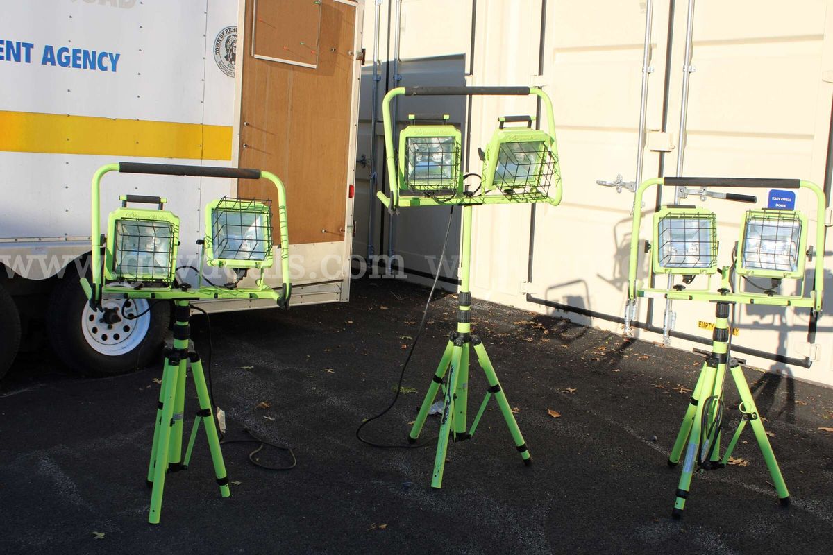 LOT OF TELESCOPING HALOGEN TRIPOD LIGHTS