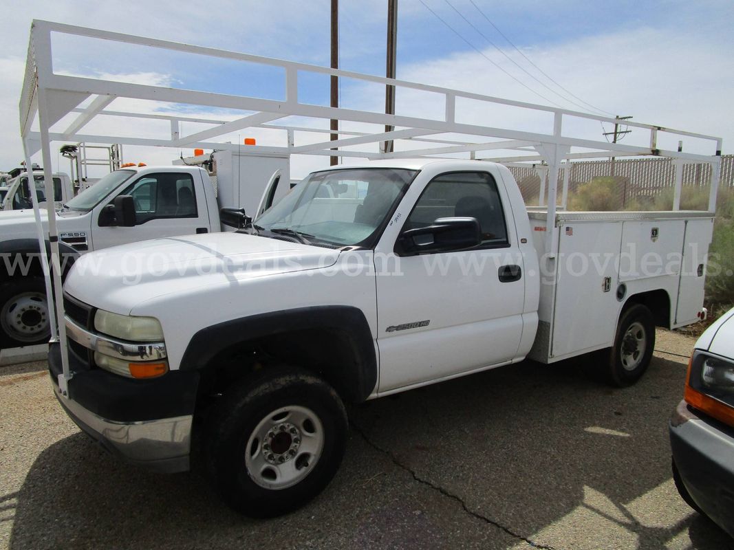 2002 Chevrolet Silverado 2500HD LS 2WD SRW Utility Bed
