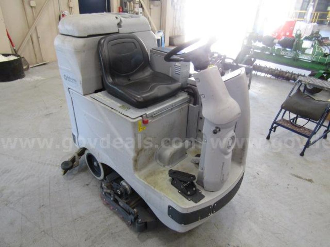 2021 ADGRESSOR X3220C FLOOR SCRUBBER