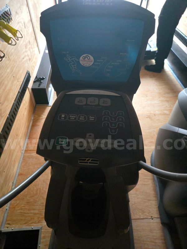 OCTANE FITNESS ELLIPTICAL TRAINER