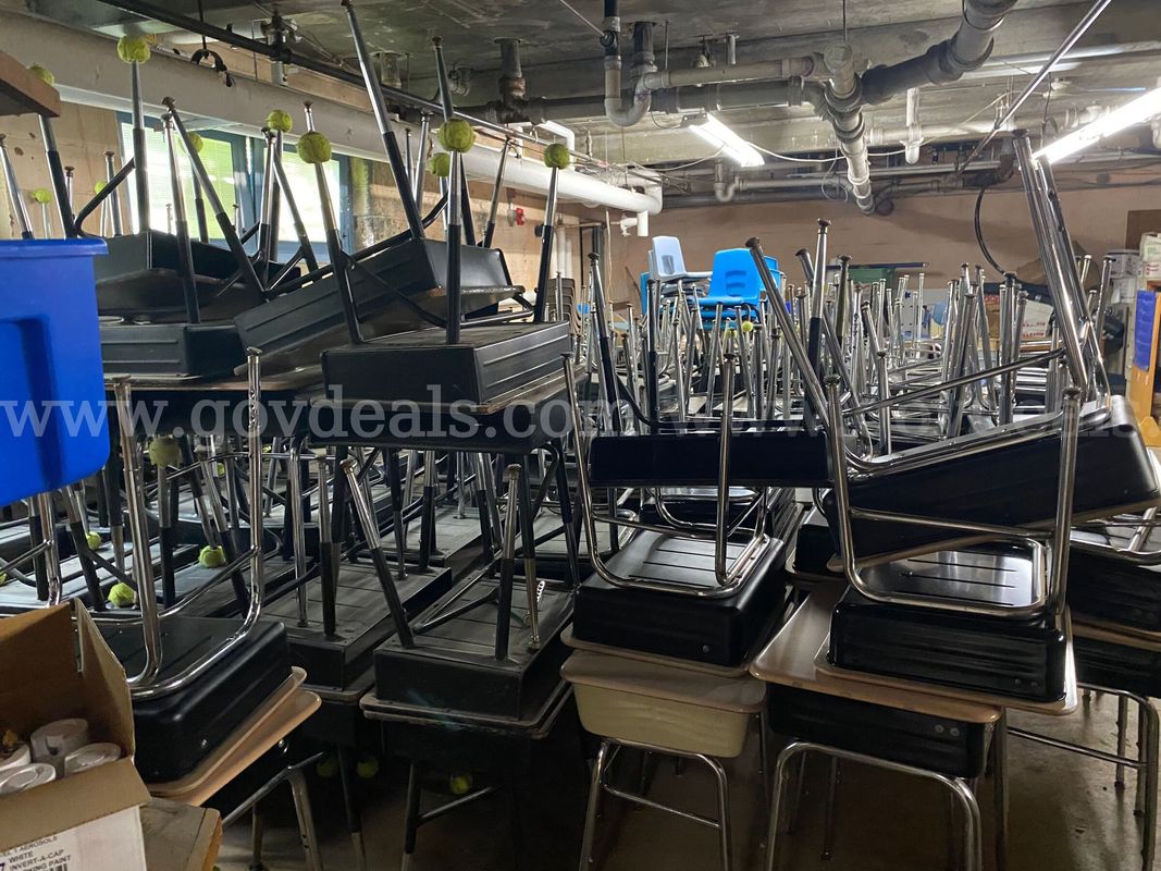 Lot Classroom furniture, desks, and chairs