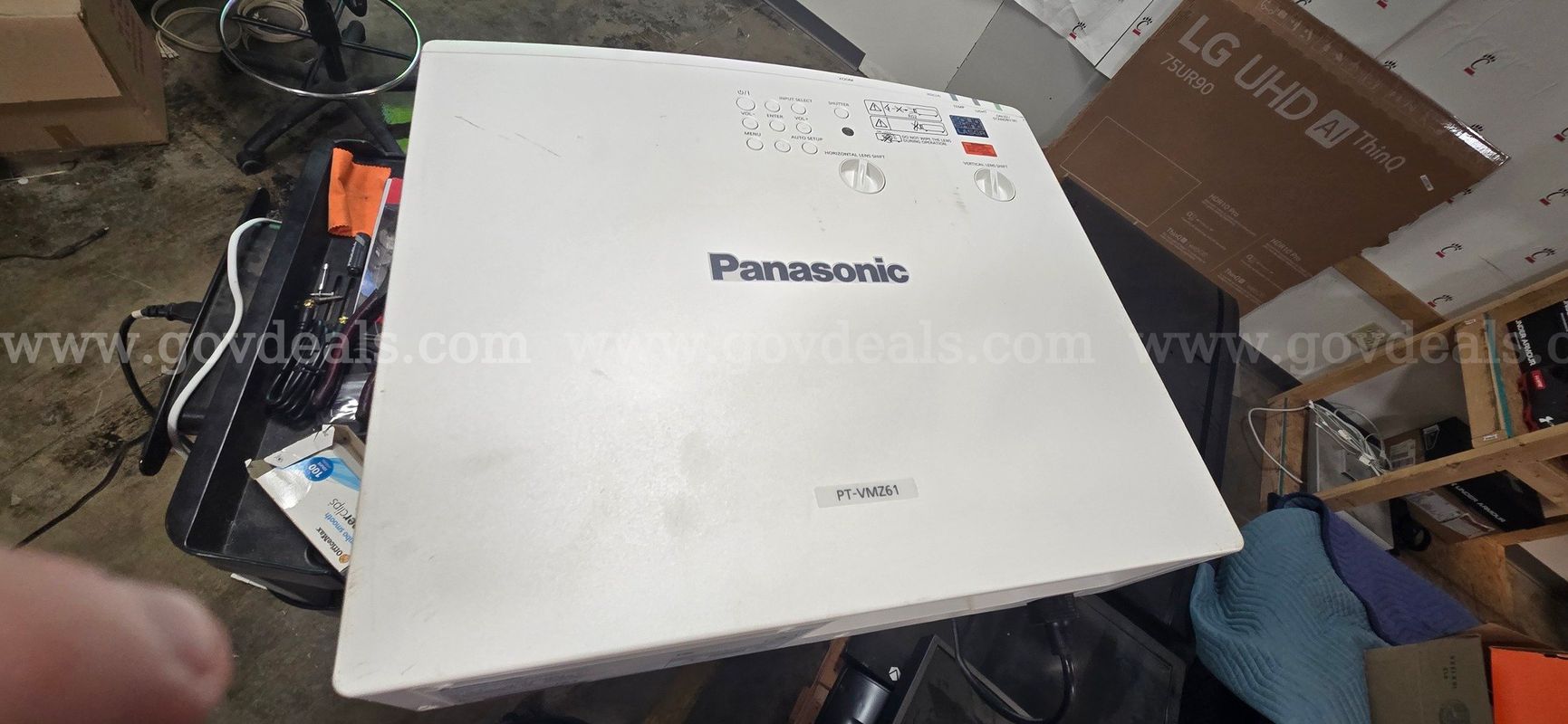 Panasonic PT-VMZ61 projector