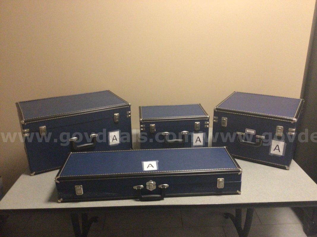 Lot of four storage containers (A)