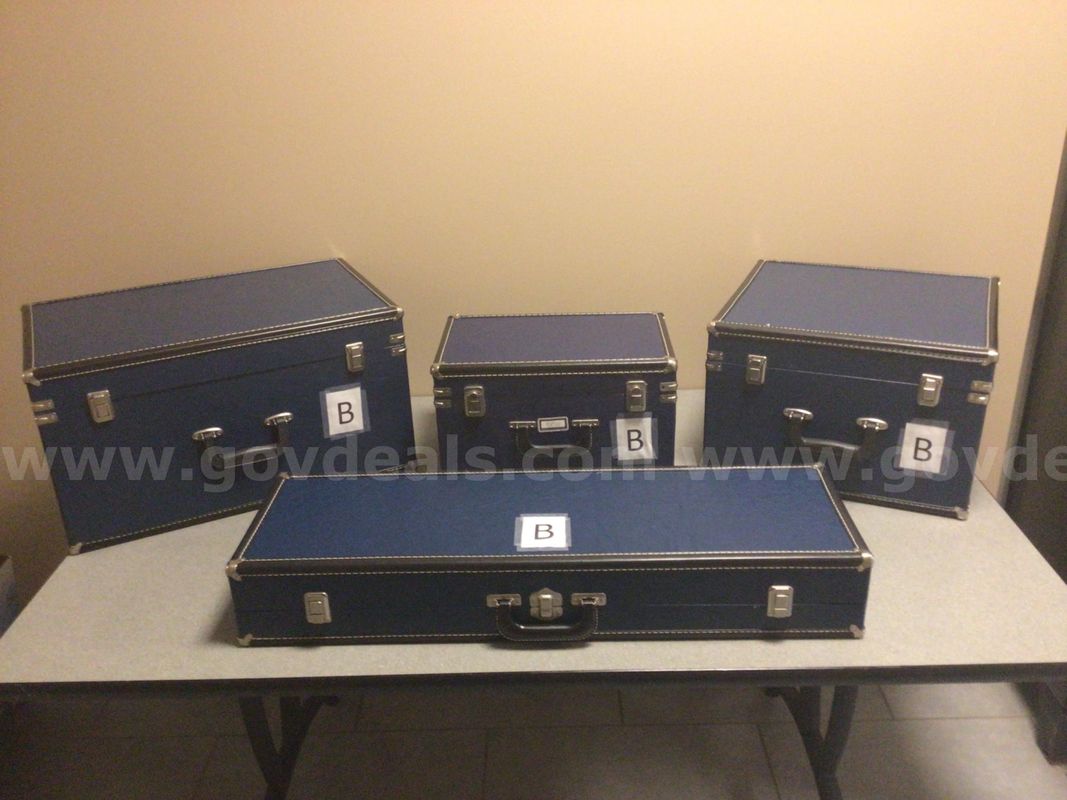 Lot of four storage containers (B)