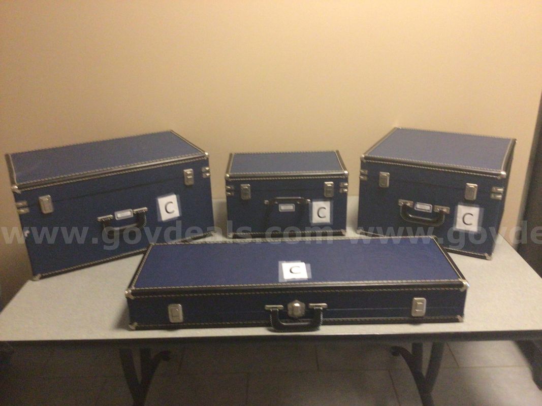 Lot of four storage containers (C)