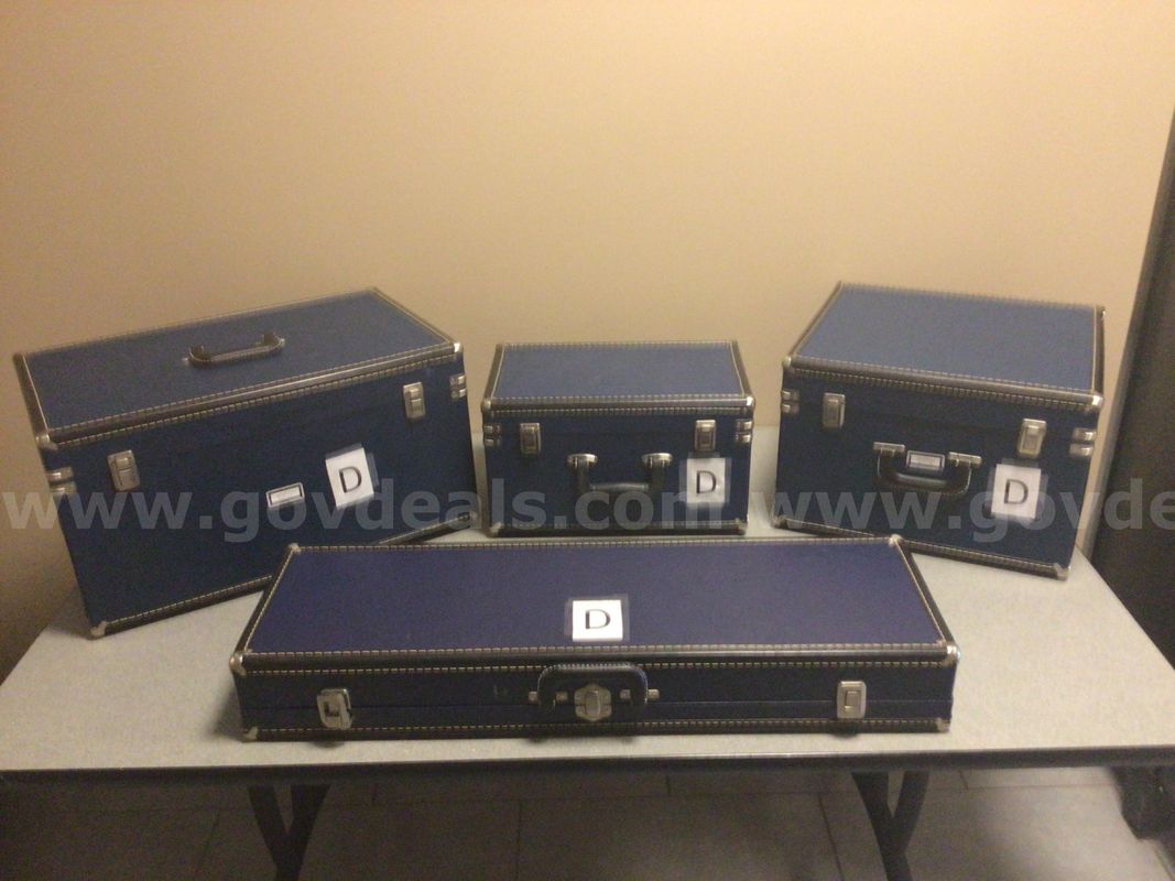 Lot of four storage containers (D)