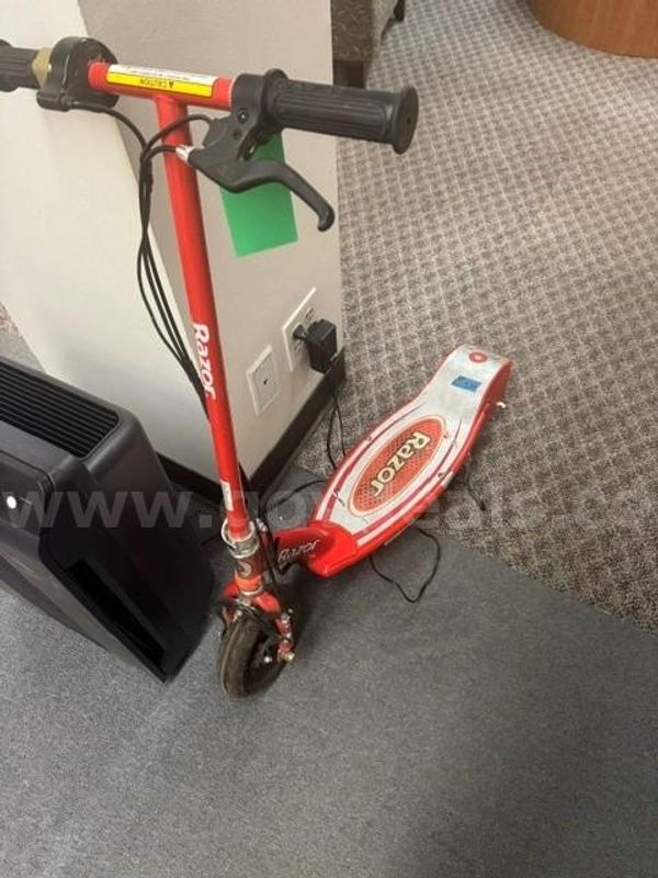 RAZOR ELECTRIC SCOOTER W/POWER CHARGER
