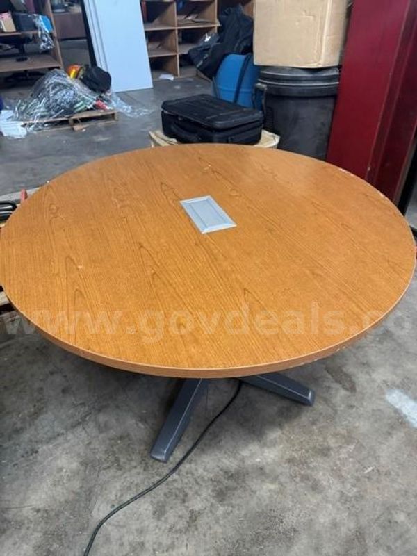 ROUND TABLE **SEE PICS***