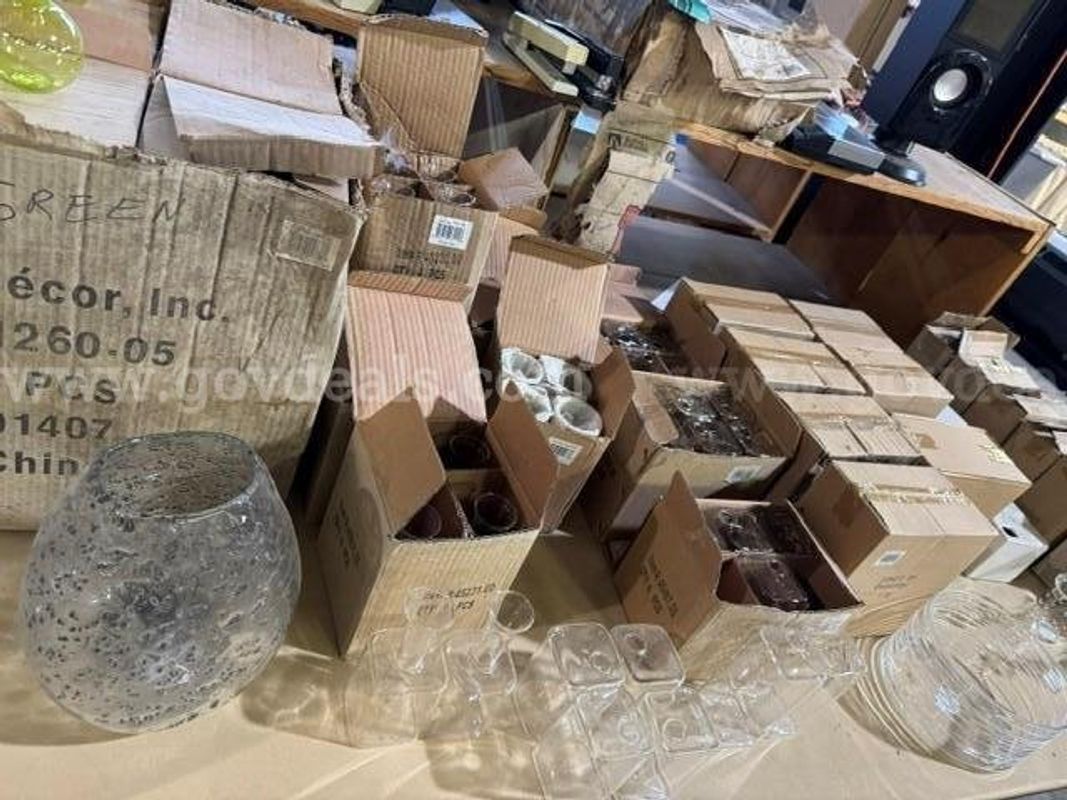 ASSORTMENT OF TABLE TOP DECORATIONS