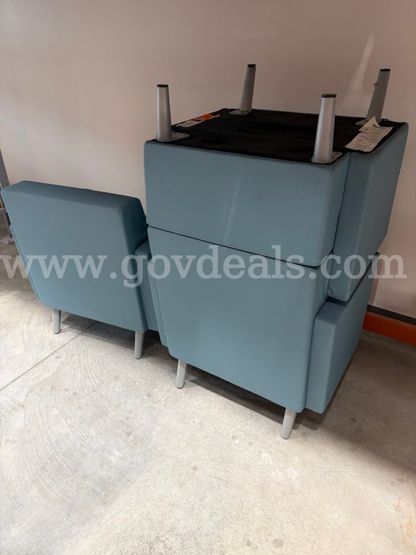 4 modular lounge chairs