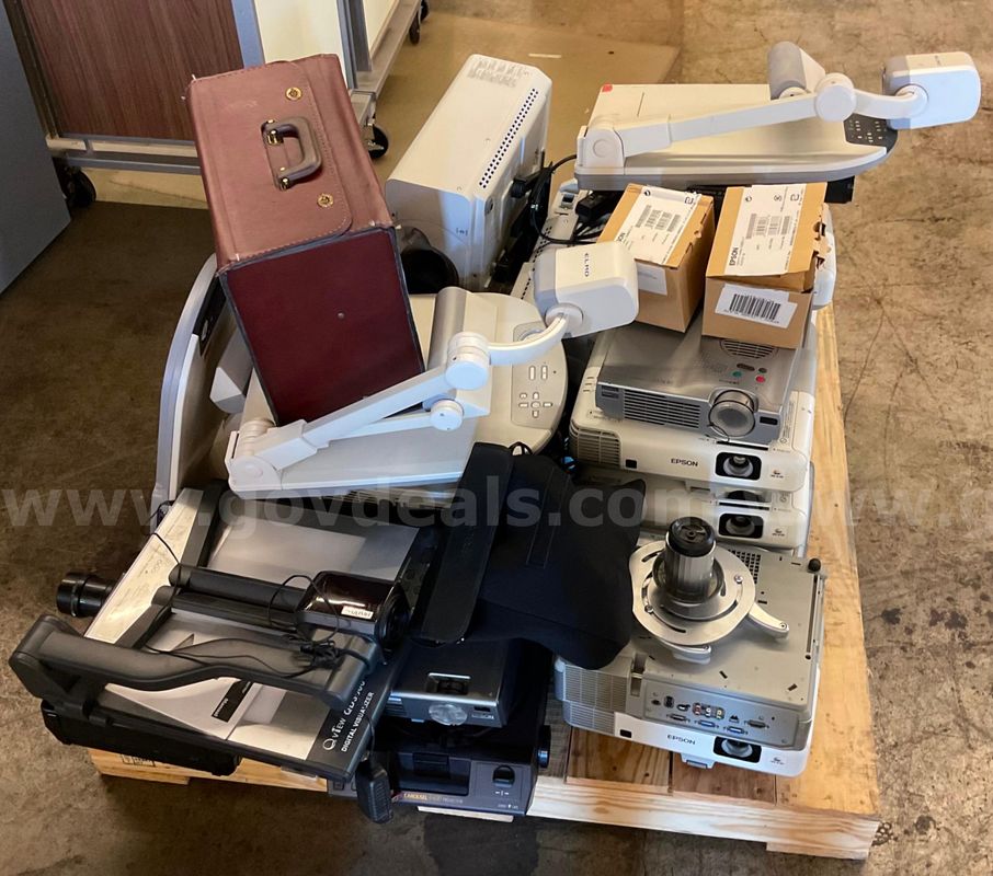 Lot of 28 projectors