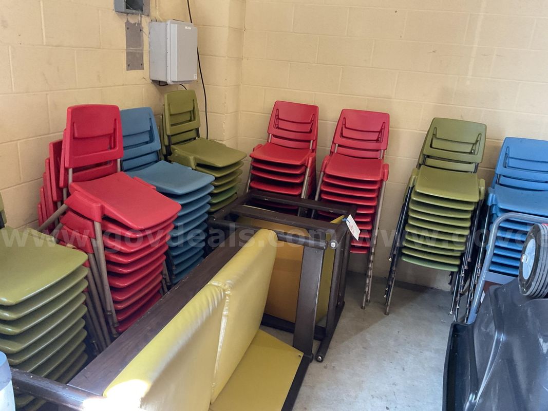 Lot of 80 plastic chairs