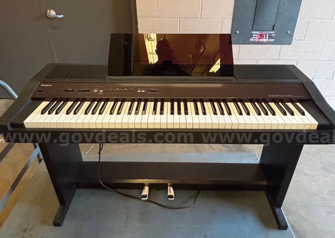 Lot of 6 Roland 2000s pianos