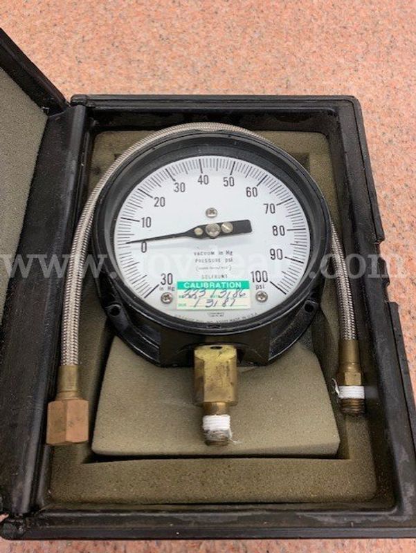 Solfrunt Model 33022 Vacuum Gauge w/ Plastic Storage Case