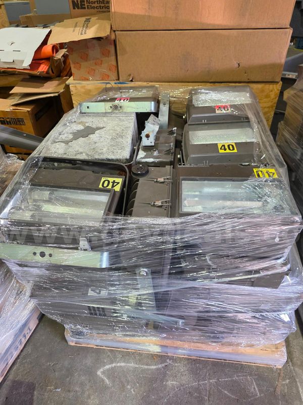 Lot of 112 Outdoor High Pressure Sodium HPS & Metal Halide MH floodlights