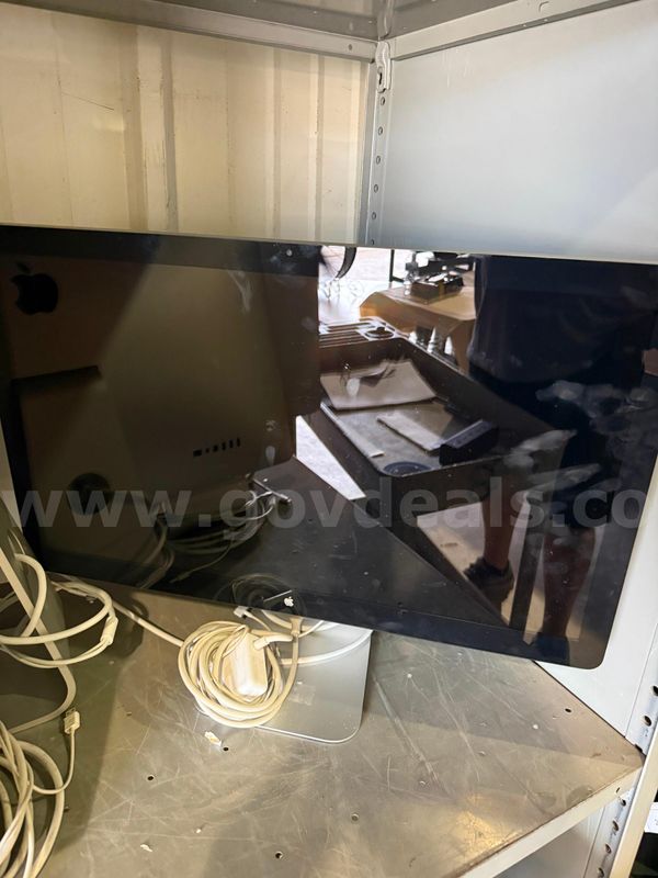 One lot of 4 Apple monitors