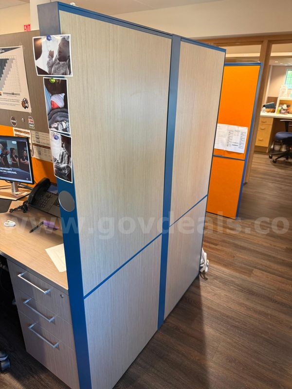 One lot of furniture - divider walls