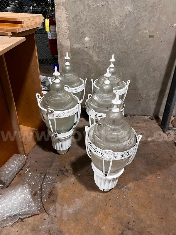 Lot of 5 white decorative streetlamps