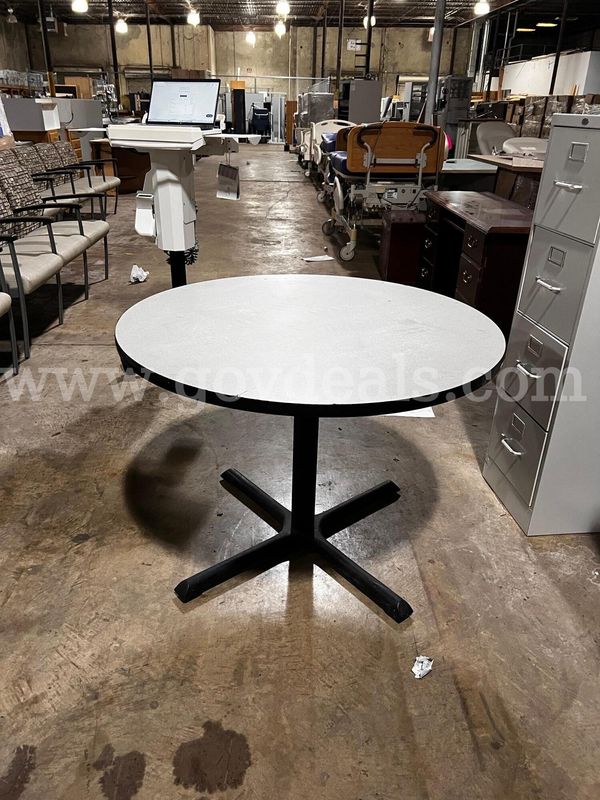 Round table (41inch diameter)