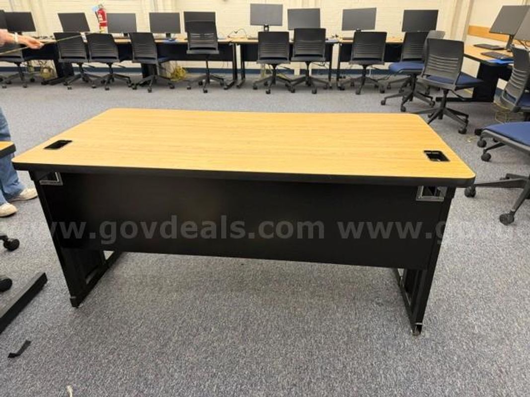 Lot of 24 Tables