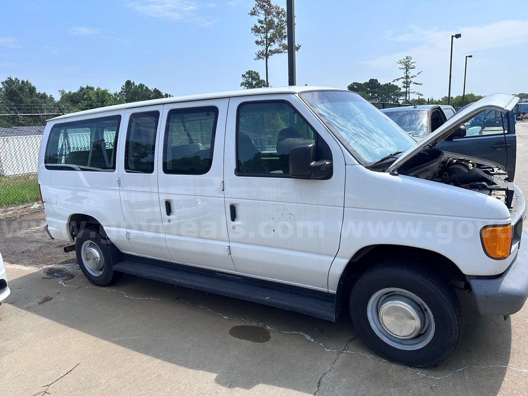 Lot of (1) 2006 Ford E350XL 12 Pass Van