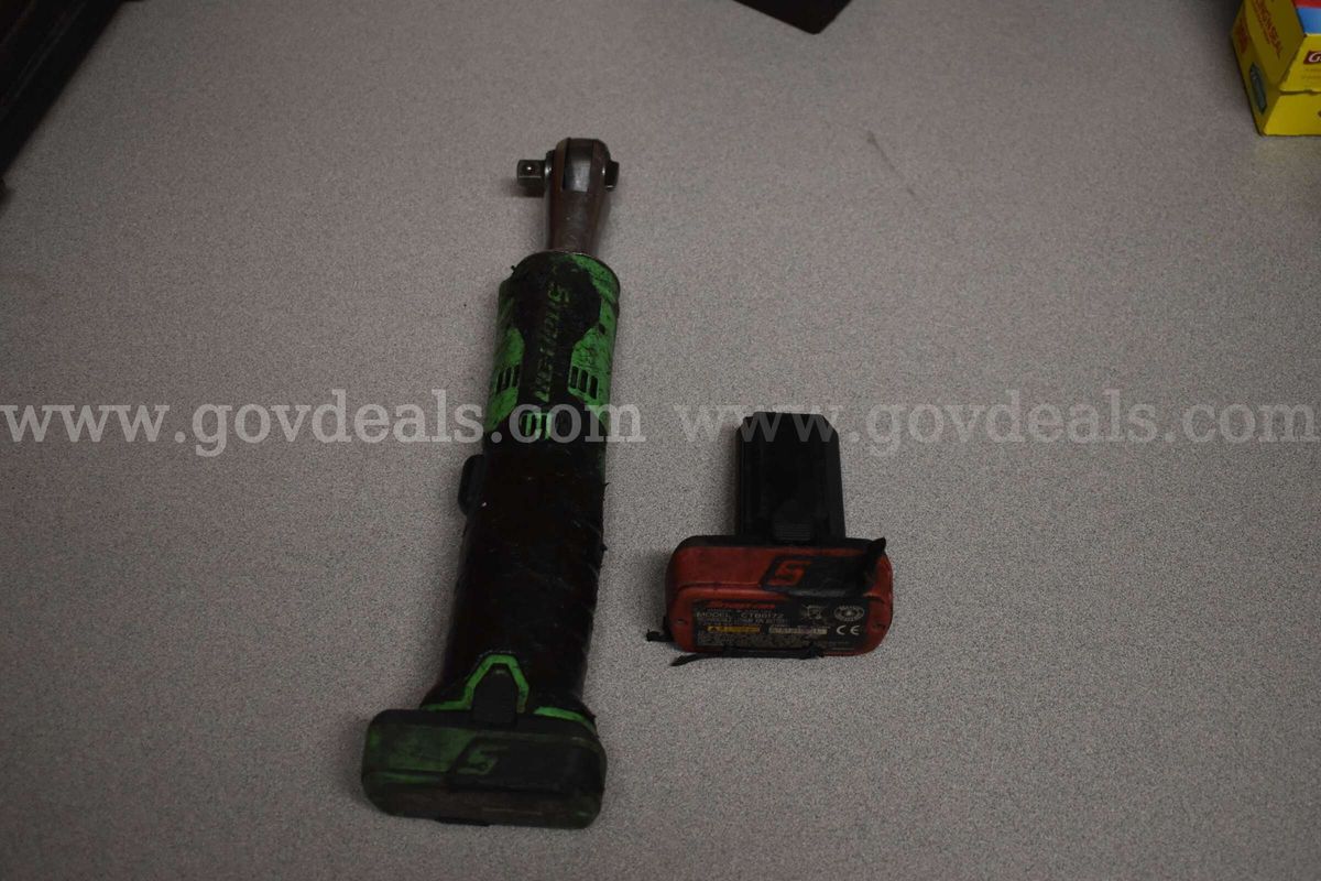 Cordless Rachet with 2 Lithium-Ion Batteries