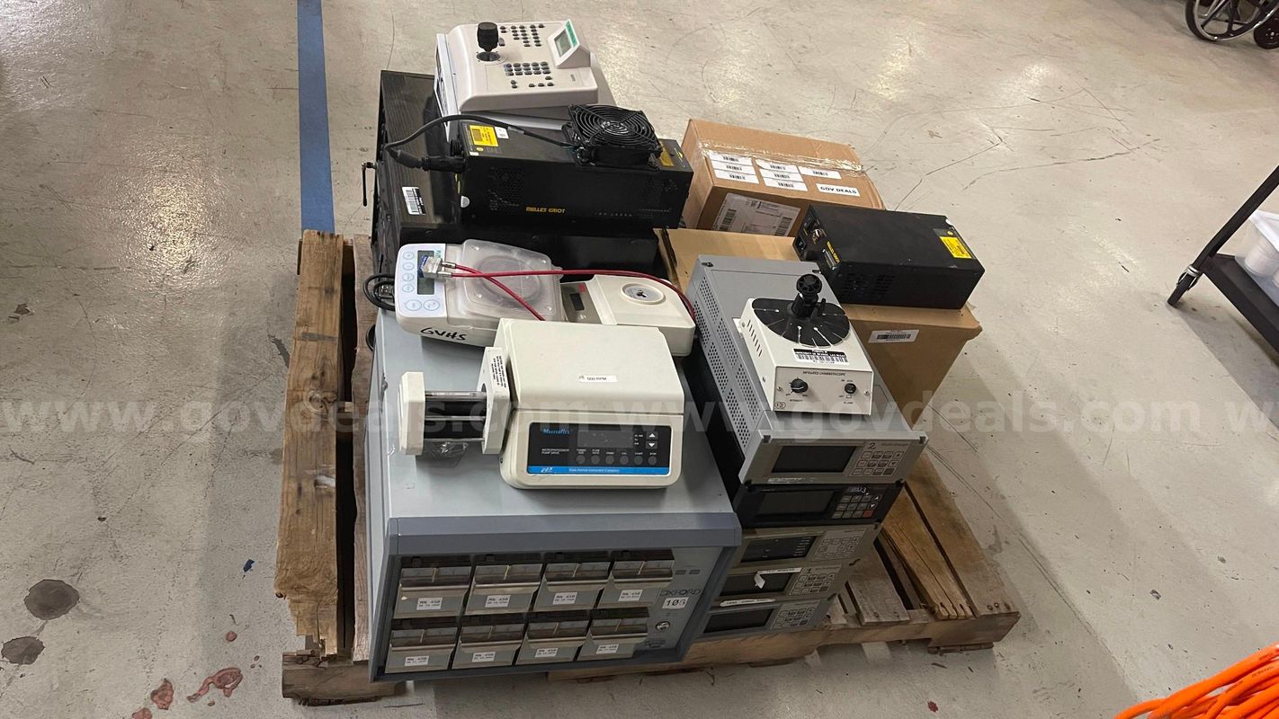 LOT: Misc Engineering / Survey / Lazer / AV equipment - Untested
