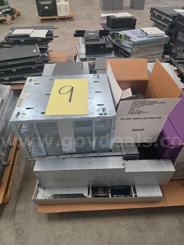 Lot: server blades and parts [internal #09]