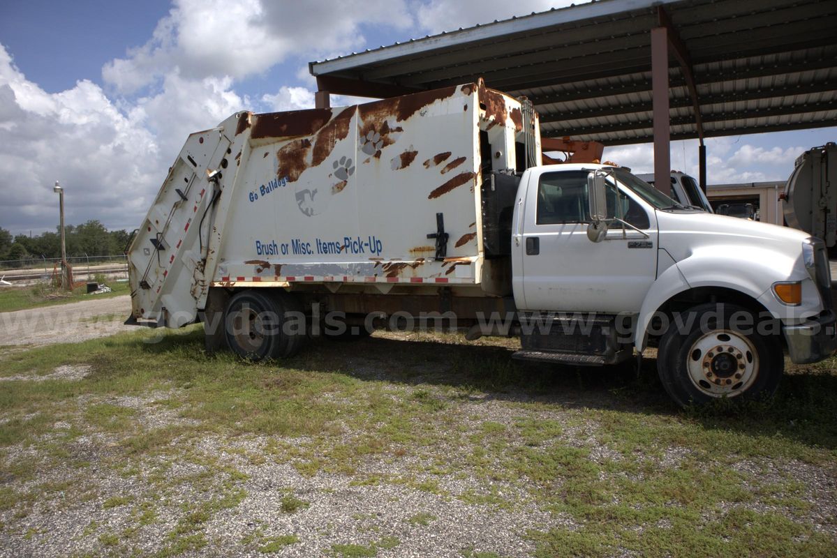 2012 FORD F-750 REAR LOAD TRASH TRUCK