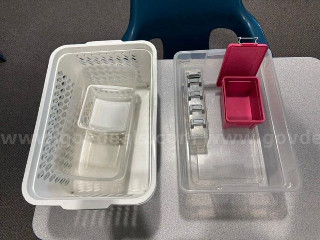 Lot of Various Plastic Containers