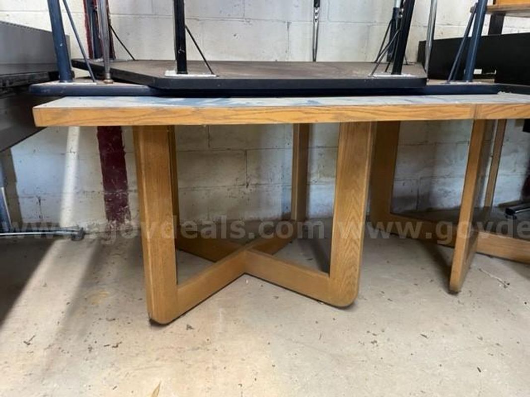 A lot of 2 wooden rectangular tables (B3)