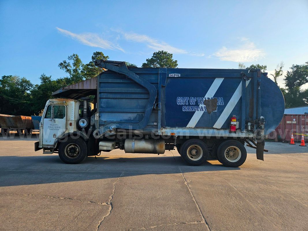 2006 Peterbilt 320