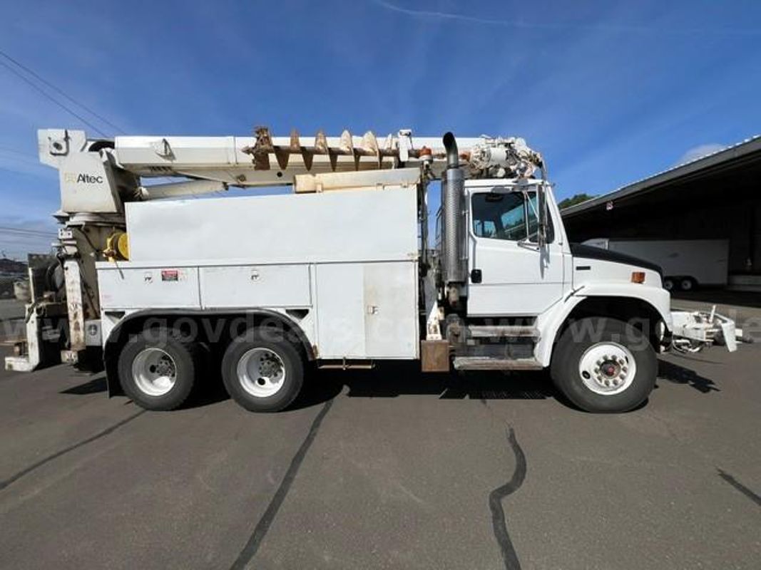 1999 Freightliner FL80 Altec D2050TC Digger Derrick