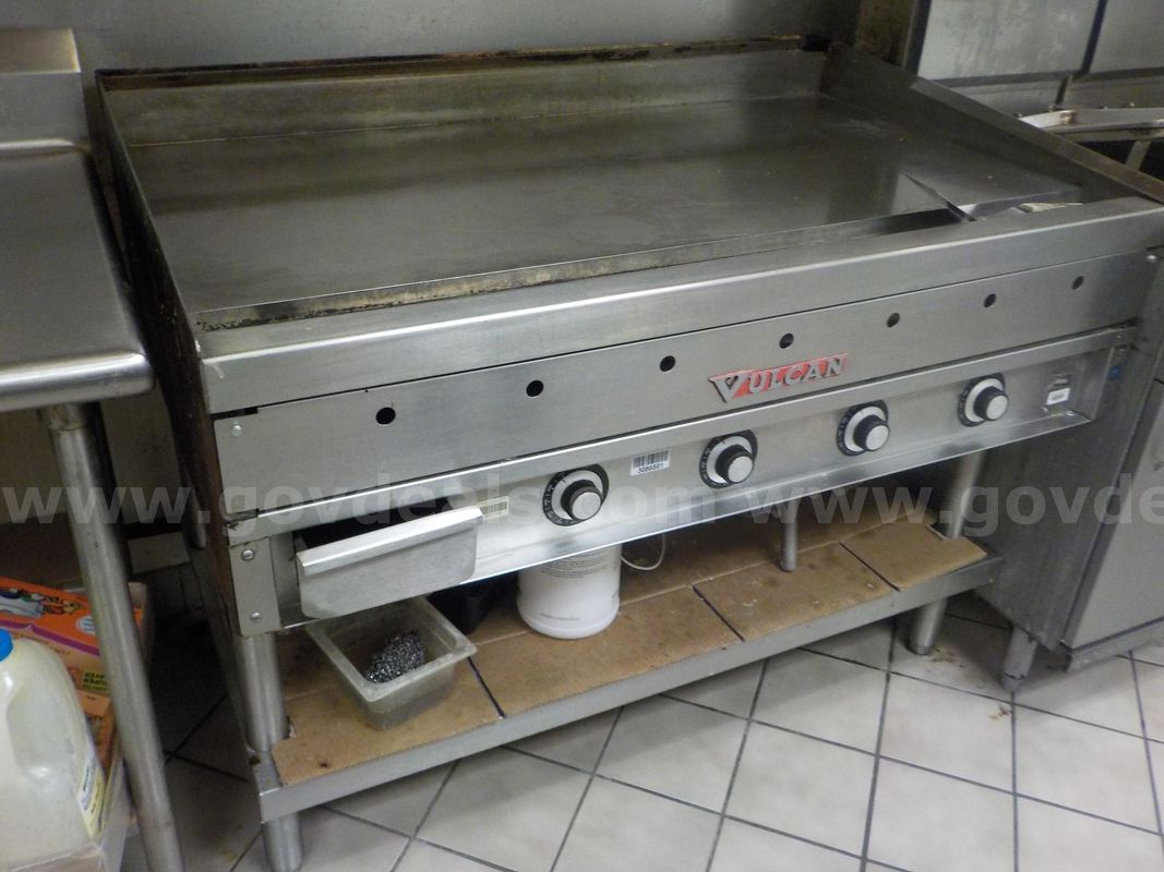VULCAN COMMERCIAL GAS FLAT TOP GRILL (REPAIR NEEDED)