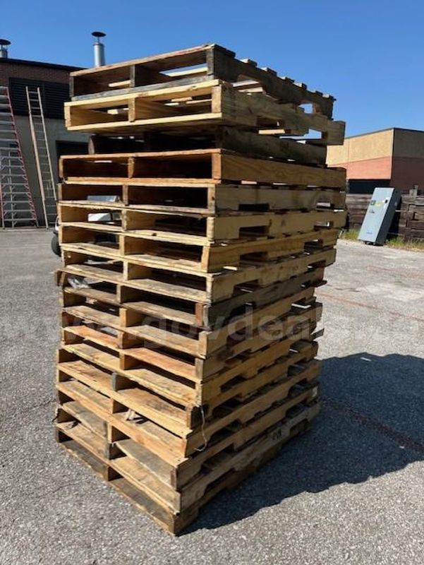 Stack of pallets (#2) (1 of 4)
