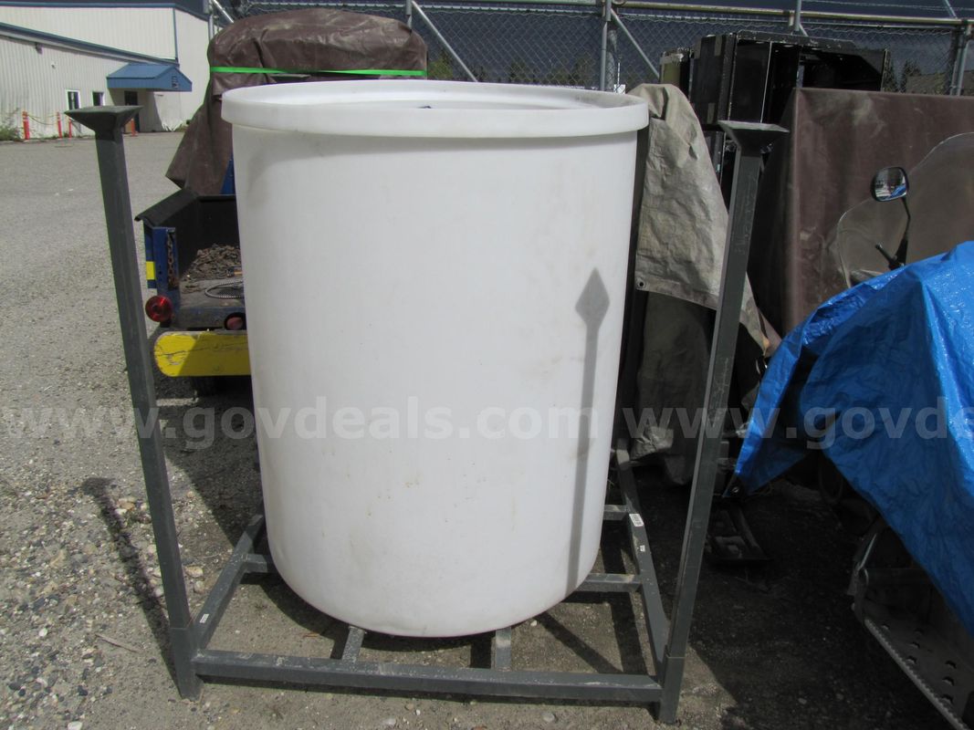 Large water tank with transport cage and accessories