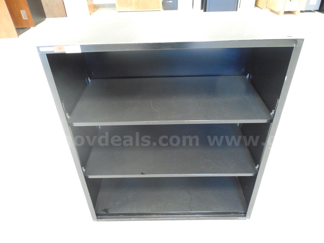 Metal shelving unit