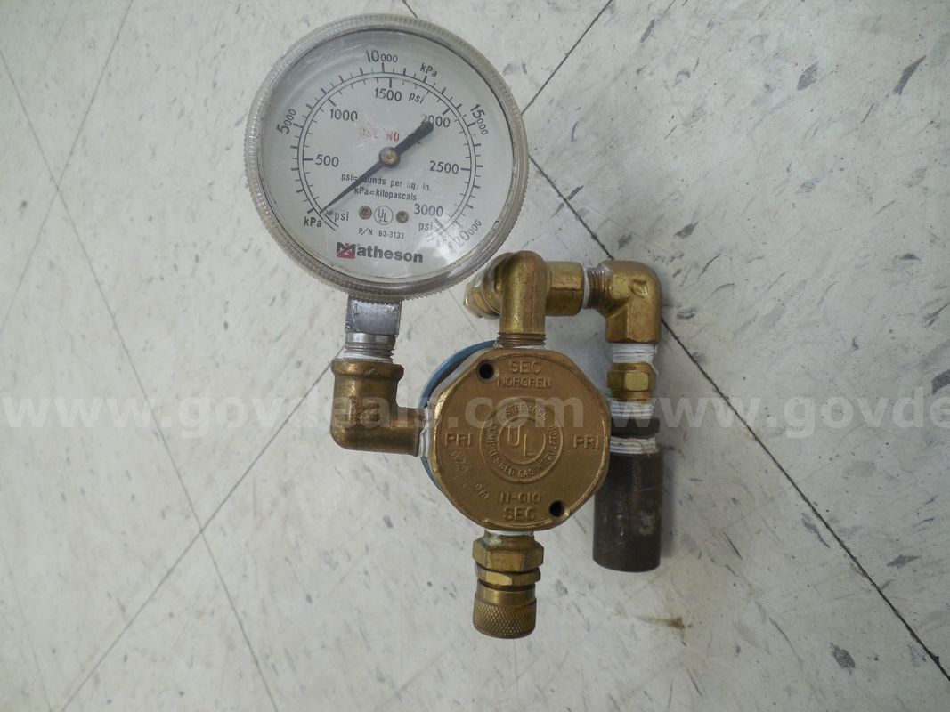 Compressed gas regulator with one gauge