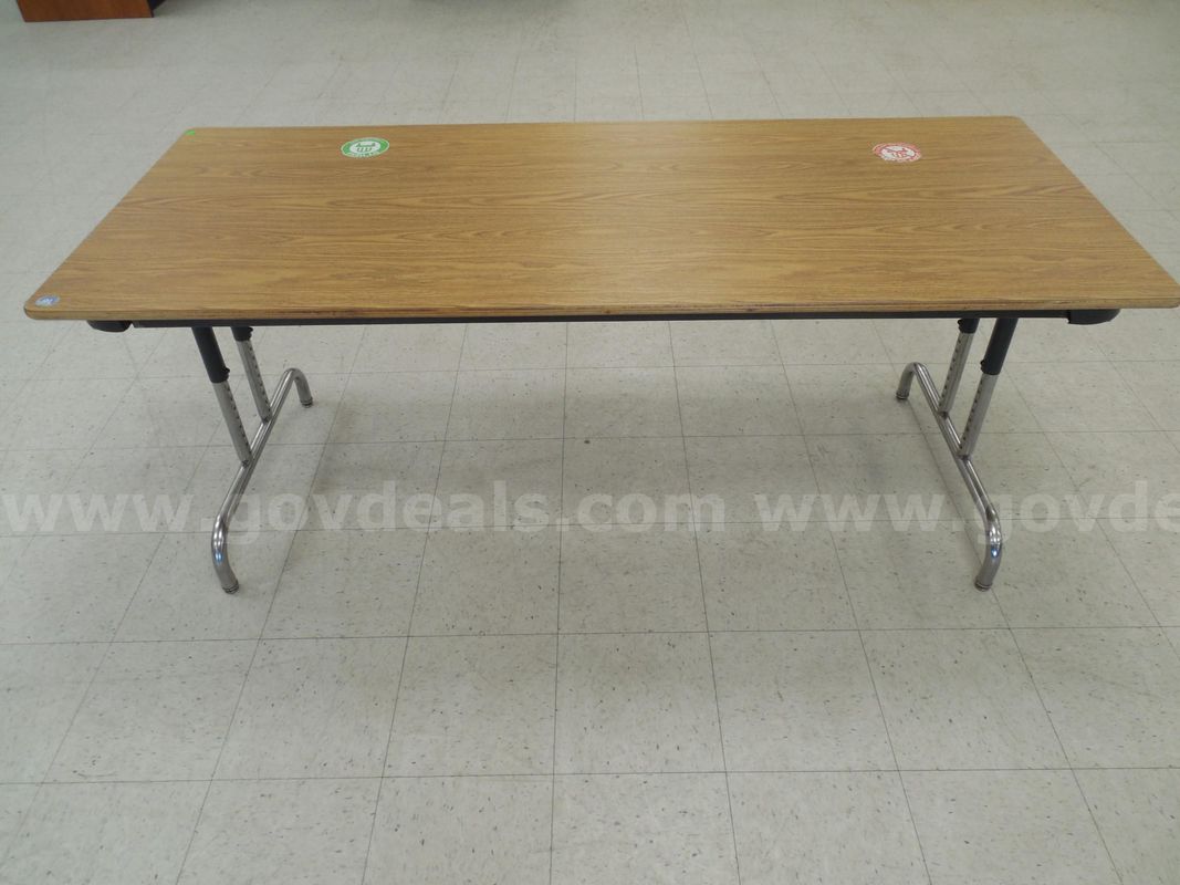 Height adjustable table
